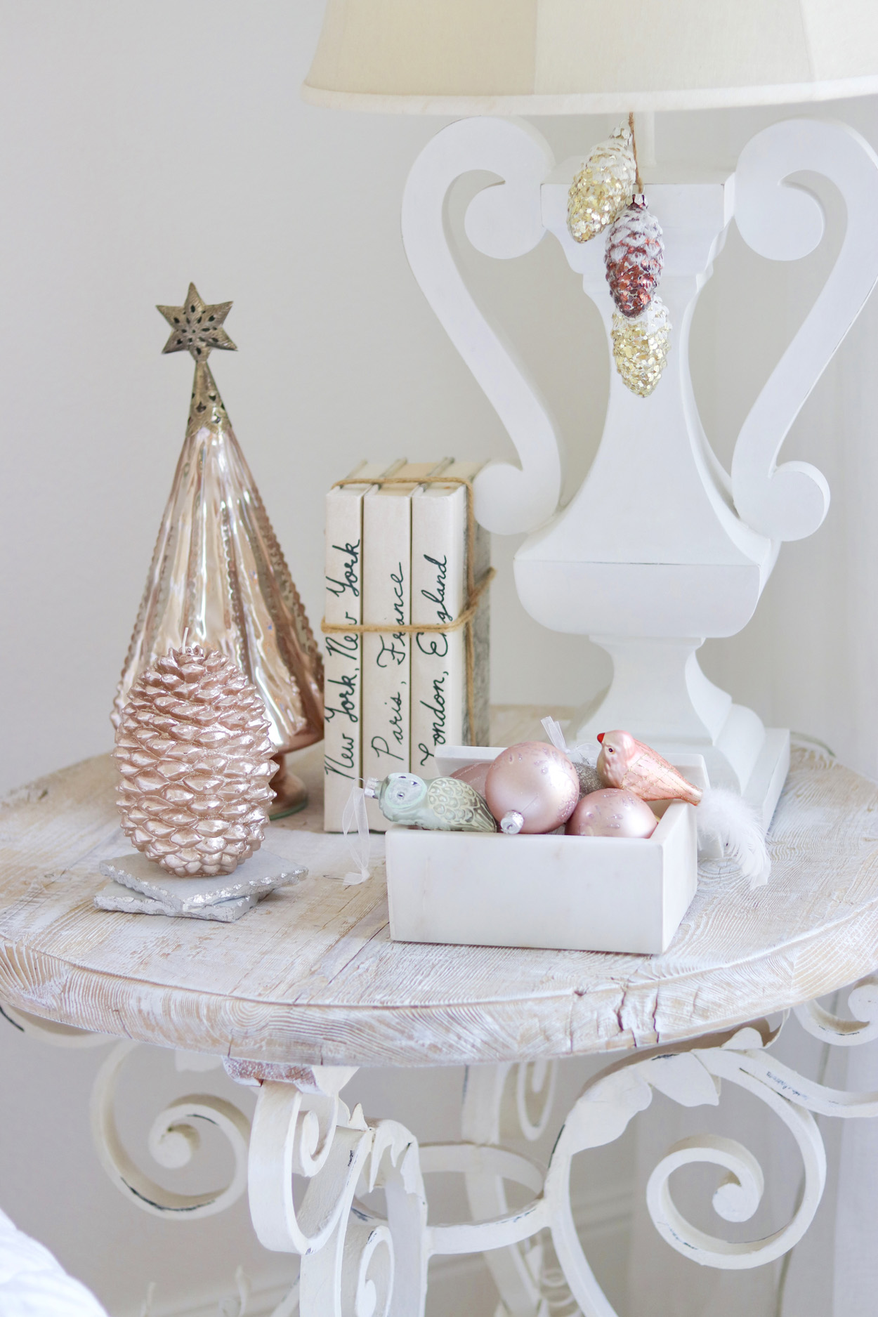 Pastel Christmas Tree and Holiday Bedroom Decor Ideas 