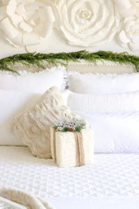 Pastel Christmas Tree and Holiday Bedroom Decor Ideas