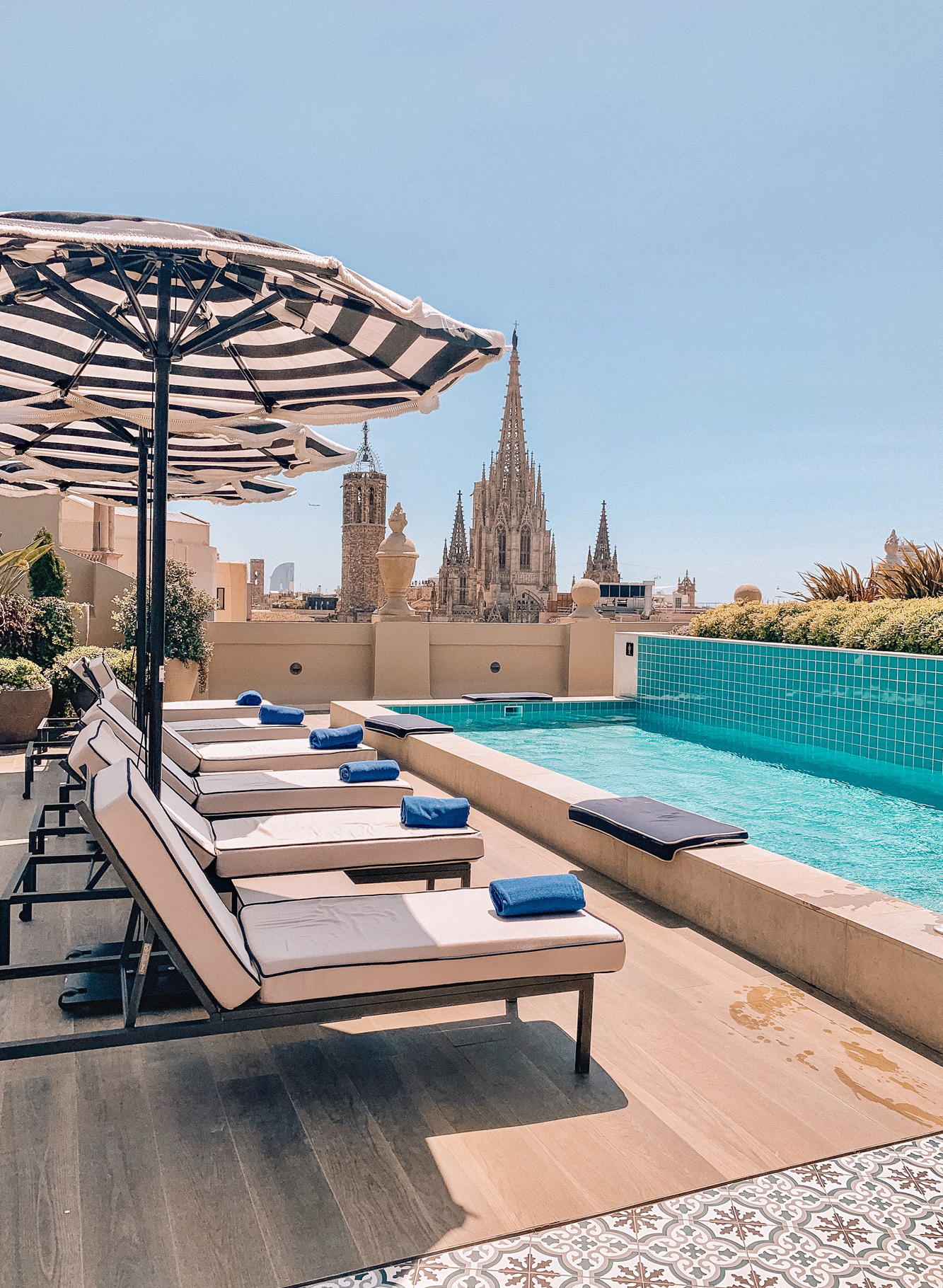 Barcelona Travel Guide - Where to stay, eat and play in one of the most popular cities in Spain! One of our favorite cities.
