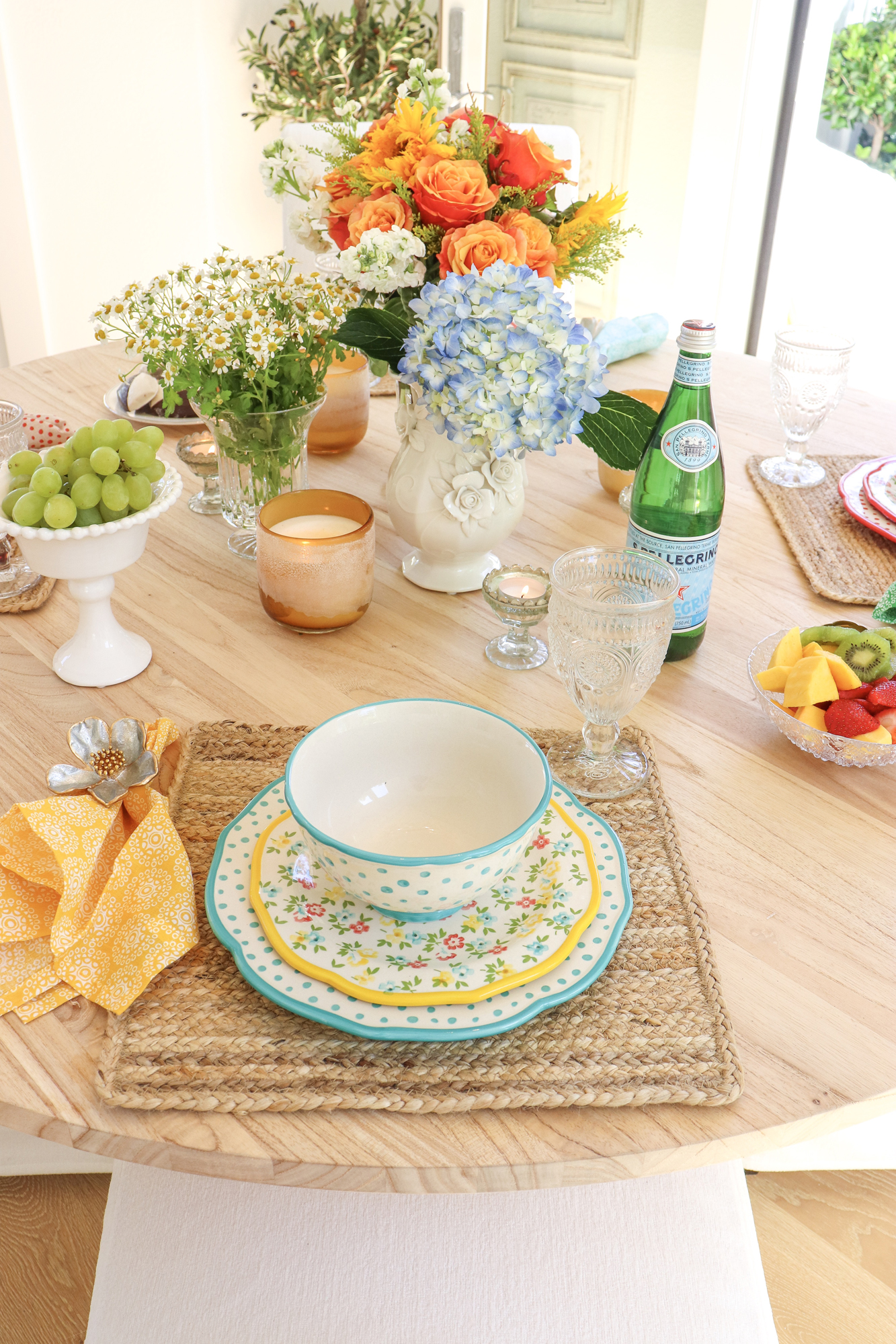 Vintage Inspired Dining Ideas - Adorable and Affordable Dinnerware options.. how to host your friends and make it a throwback event! 