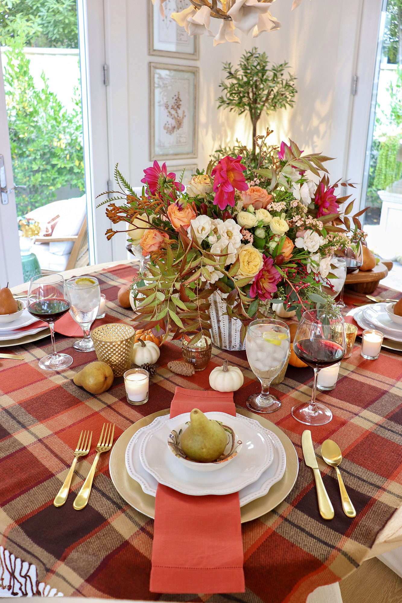 Harvest Fall Tablescape Ideas - Using classic dinnerware and adding autumnal touches to create and easy and beautiful table setting. 