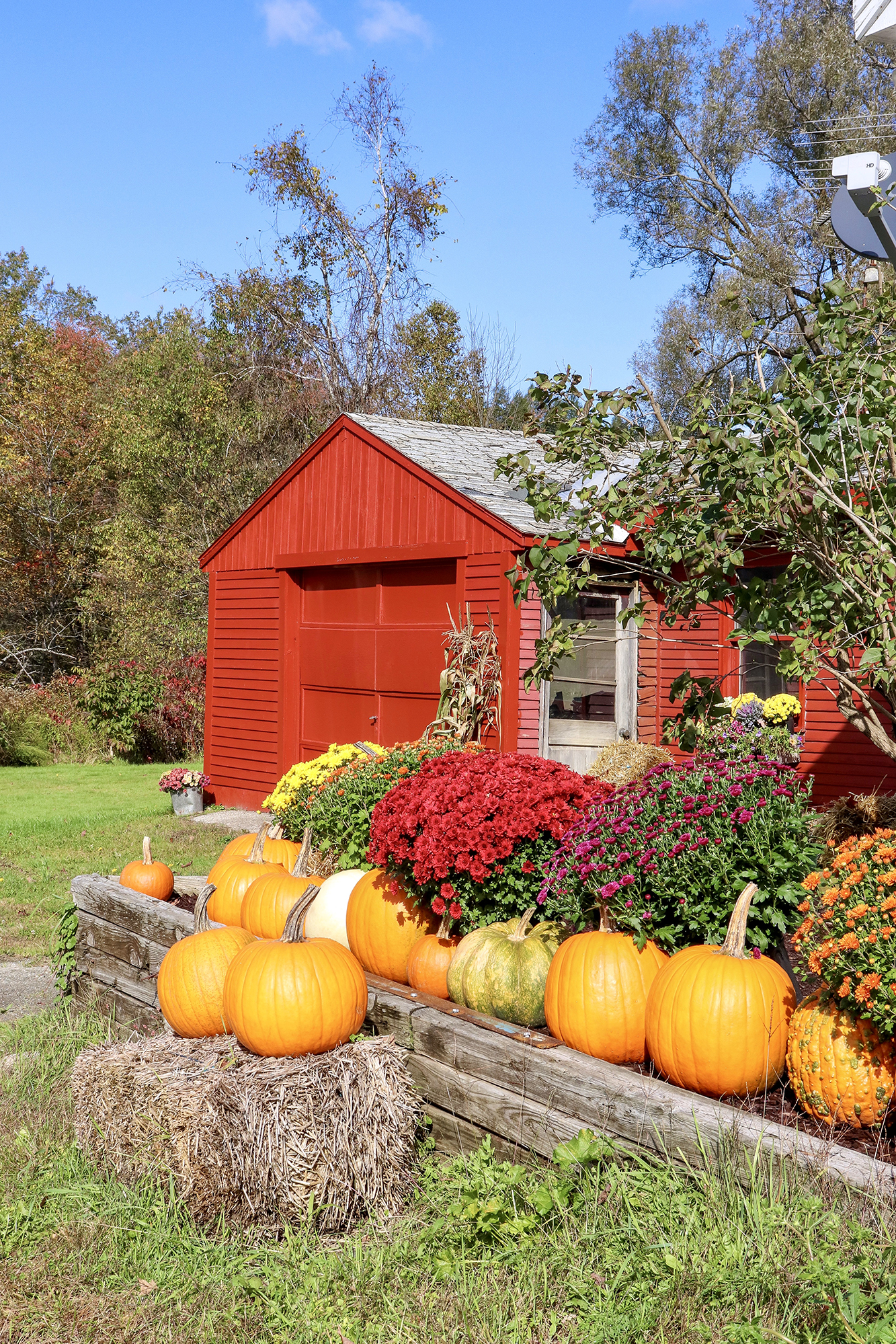 Adorable farmhouse outside of Stowe. While Leaf Peeping in Vermont 2019. | Kristy Wicks