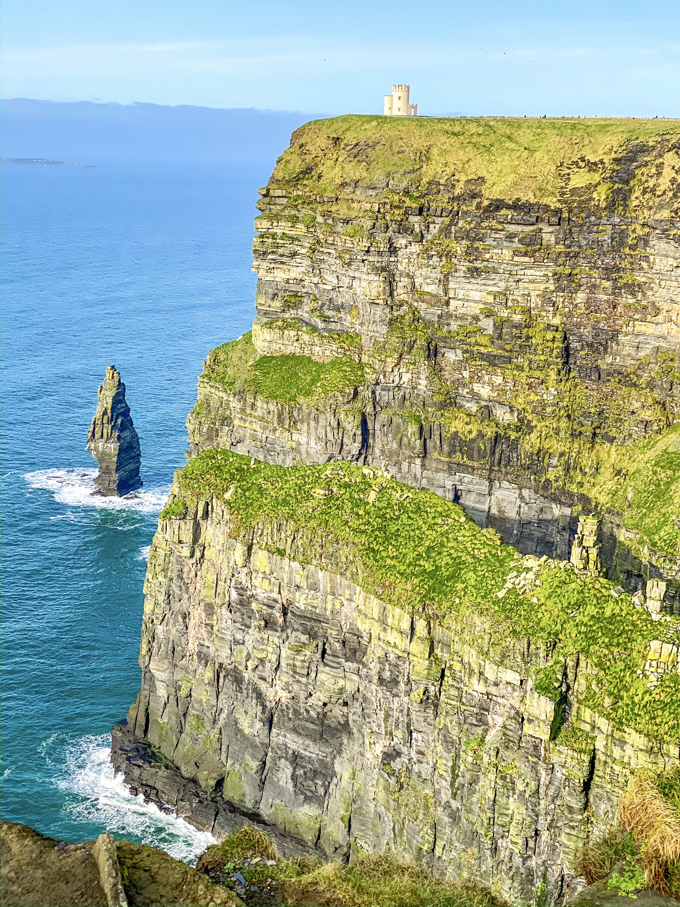 Where to eat, play and stay in Ireland with the help of our Ireland Travel Guide! Full of helpful tips and info on Cliffs of Moher, and more.