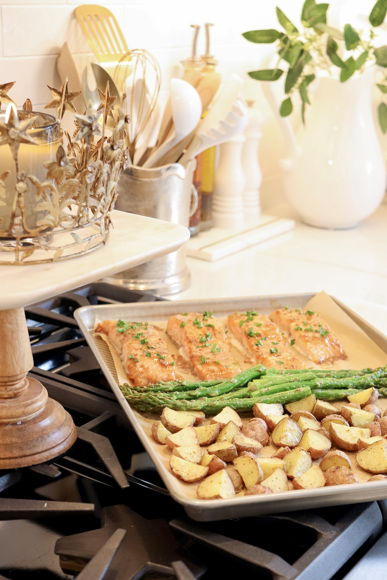 One-Pan Healthy Salmon & Veggies Recipe - Perfect dinner idea for any night of the week! Delicious and healthy option for the whole family. 